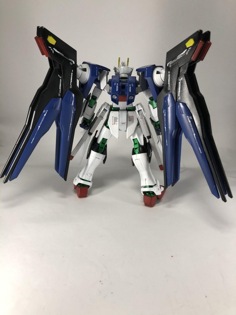 色味とか顔のせいでダブルオーにしか見えませんが一応ストフリベースです。
関節とかの緑はGN粒子をイメージしてます。