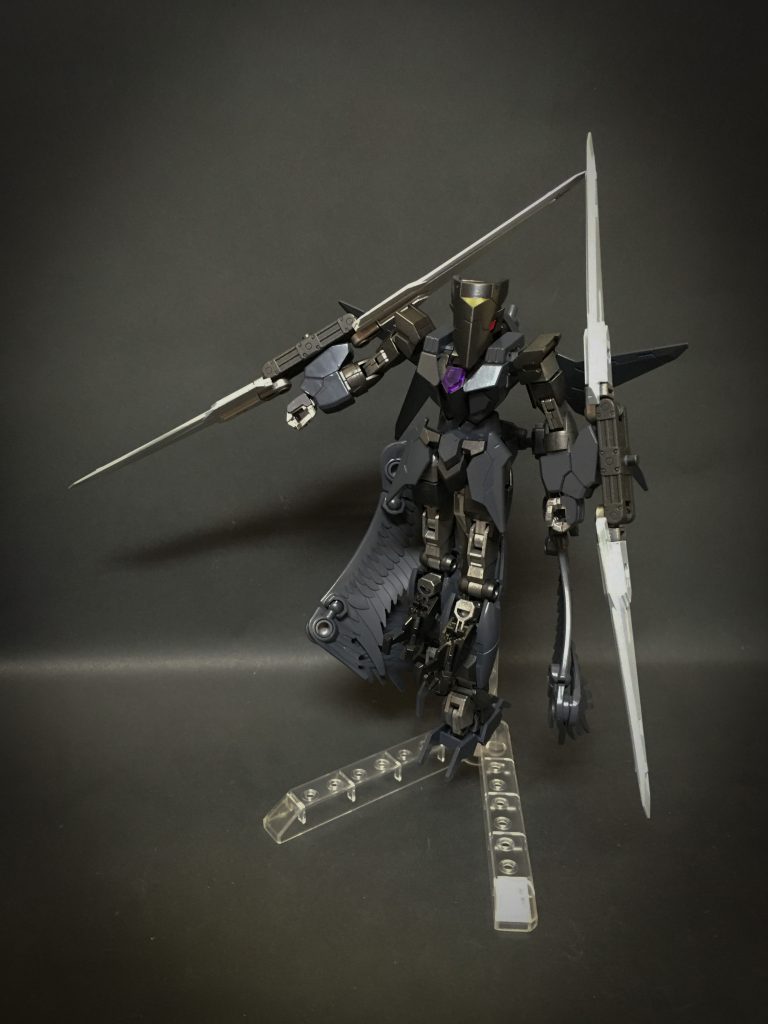 ツヴァリングソード
回転するアームの両先端にブレードを取り付けた近接武装。
腕の振りとアームの回転を利用する事で通常とは大きく異なる斬撃軌道を描く事ができる。