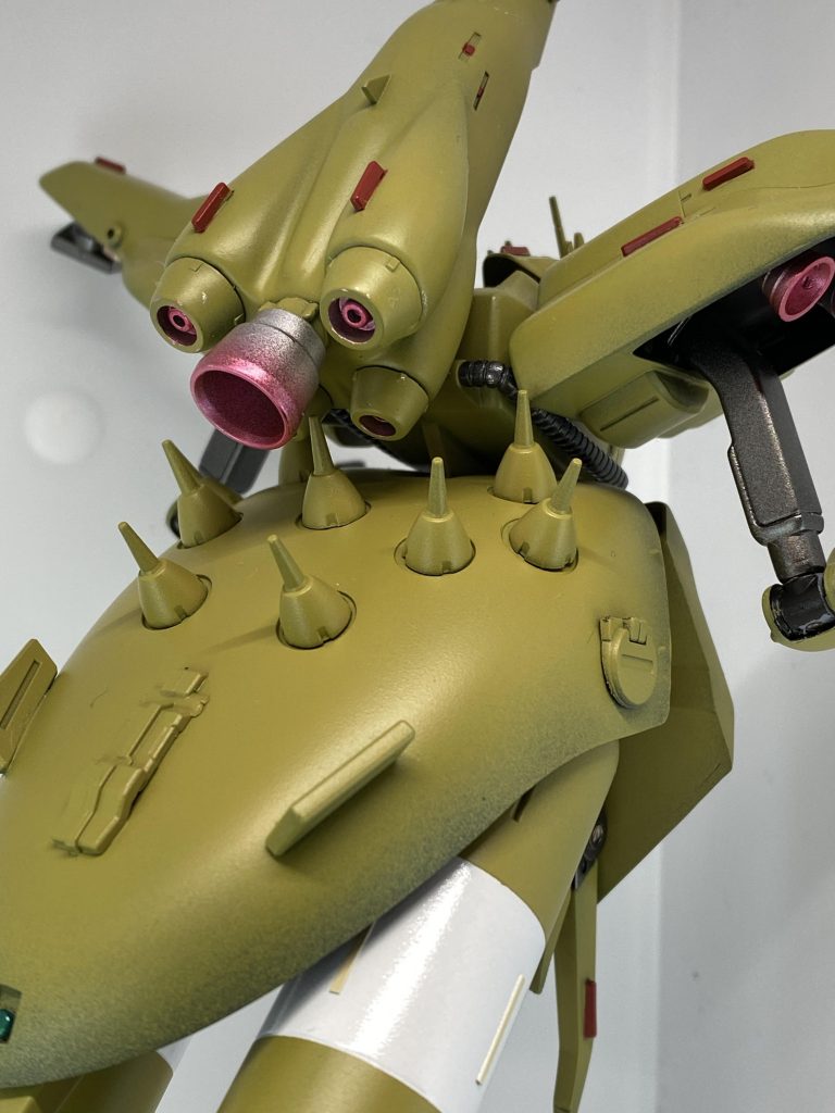 赤のワインポイントのほとんどはライナーの一部です。ガンプラファンならわかるはず! 前スカート裏部分はプラバン加工して肉埋めしています。