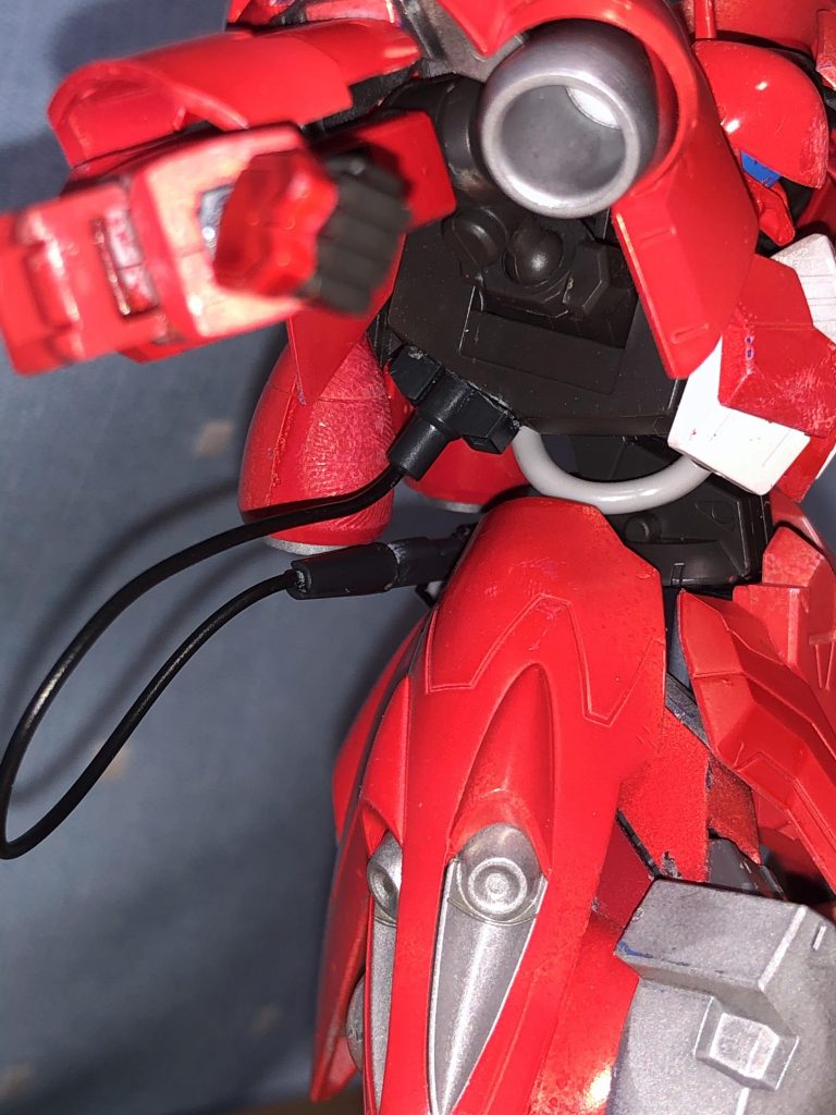 今回設定を付け加えるにあたり、鉄血の世界では登場しなかった「ビームサーベルを使うモビルスーツ」という特殊な機体特性を確立するため、「機体直結のケーブルでエイハブ粒子を無理やり流し込む」といういかにも鉄血らしい不安定な感じを出せたかなと思っています。ケーブルは脇の下のフレーム部分から伸びています。ビームサーベルの接続部分には胴体側はケルディムのビームライフルの先端、サーベル側はザクマシンガンの先端を使っています。サーベル自体はコトブキヤのモデリングサポートグッズウェポン25のビームサーベルを使用。
他の写真ではほぼ見えなかったですが、センサー部分は水色で塗装しています。