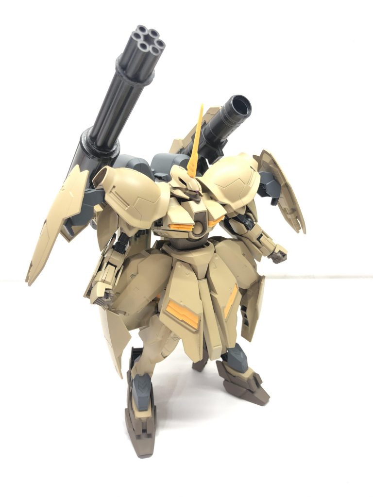 グシオンリベイクフルシティ(以下グシオン)の足に、ガルバルディリベイク(以下ガルバルディ)余剰パーツのガルバルディβのスリッパを下駄にして脚を延長。
腰のアーマーにグシオンのバックパックサブアームを使用。
グシオンの腕とガルバルディの肩の接続部に、ガルバルディの膝アーマーを挟んで、腕の細さをカバー。