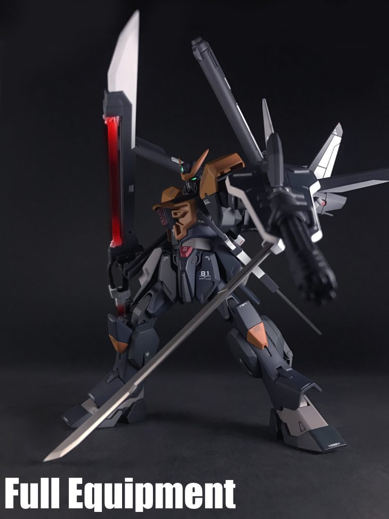 「フル装備」状態です。別名「パーフェクトカラミティ」。「カラミティR」は「地球連合軍第81独立機動群 ファントムペイン」所属「特殊戦闘艦ガーティー・ルー」の艦載機です。同艦には「X100系フレーム」量産機「ダガー」が配備されている為、運用上の支障は少なく、艦に搭載されている各ストライカーパックも当然使用可能です。