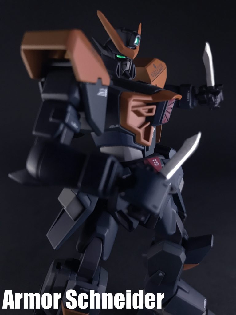 前述の通り、ストライクとカラミティのフレームはほぼ共通です。装甲の一部をストライクのパーツに換装しています。ストライカーパックとの親和性を高めると共に、既存の連合軍の量産機「ダガー」を構成する、105系パーツを修理やメンテナンスに使用する事が可能となっています。
固定武装の一つに「対装甲コンバットナイフ・アーマーシュナイダー」があります、ソードカラミティが装備していた物と同一の仕様でふくらはぎのマウントも同様の緊急用武装です。