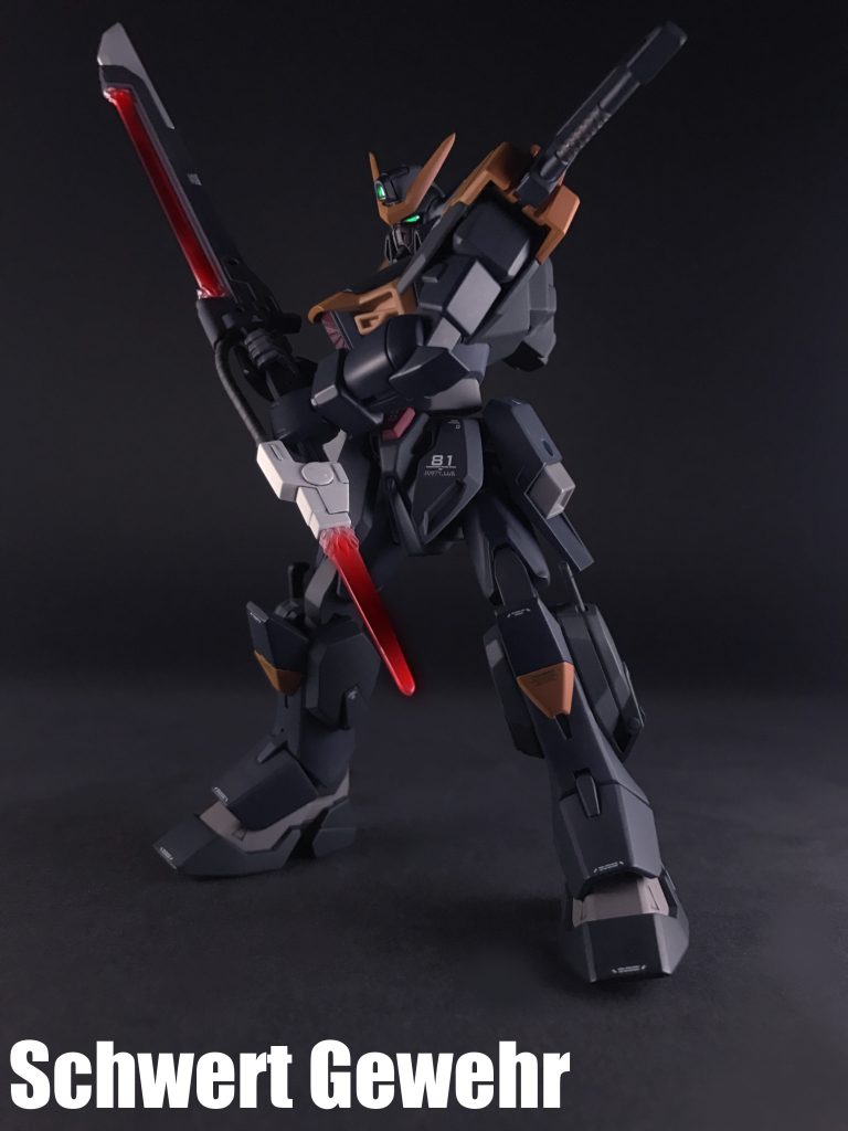 ソードカラミティでは専用の「15.78m対艦刀 シュベルトゲベール」を二振り装備していましたが、「カラミティR」では「ソードストライカー」仕様の物を一振り装備します。近接格闘仕様に合わせ、両肩を「ビームブーメラン マイダスメッサー」へ変更しています、こちらはソードカラミティと同一仕様の武装です。
近接格闘仕様であっても「カラミティR」の内臓火器である「580mm複列位相エネルギー砲 スキュラ」も使用可能です。内臓火器の存在は機体の汎用性を低下させる定説が存在しますが、胸部のエネルギー砲の存在は手持ち武器の有効射程、ストライカーパックの種類や有無に関わらず、機体正面の敵機に対して高いアドバンテージがあります。