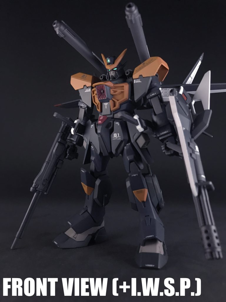 統合兵装ストライカーパック「I.W.S.P.」です。
カラミティと同じく、「I.W.S.P.」も連合軍内で量産化の再用見送りとなってています。本装備は様々な¨使いずらい¨の要因で不採用となっています。何が¨使いづらい¨かと言えば「器用貧乏」である事、「配置バランス」の悪い事、にあります。改良機種として「ノワールストライカー」等が存在しますが「I.W.S.P.」自体は決して弱いストライカーパックではありません、各レンジに対応可能な射撃武器と攻防一体のシールド、高い機動性、そして対艦刀も備えています。
「カラミティR」はベース機の砲撃仕様(カラミティ)、近接格闘仕様(ソードカラミティ)の実戦経験があり、尚且つ「リビルド1416プログラム」要項の「携行部位」「アビオニクス」の設定も可能である為、「I.W.S.P.」の「器用貧乏」を「汎用性」として捉える事が出来ます。