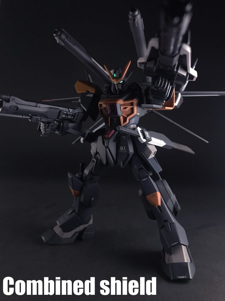 「コンバインドシールド」は耐ビームシールドとビームブーメラン、高い貫徹力を持つチタンカーバイト鋼を1分間に6000発発射可能とされる「30mm6銃身ガトリング機関砲」を備えています。
C.E.の世界ではビーム刃は互いにすり抜けてしまう上、物理攻撃に対して無敵の防御力を誇る本機でもビーム攻撃は決定打となってしまう為、シールドの存在価値は非常に大きいです。