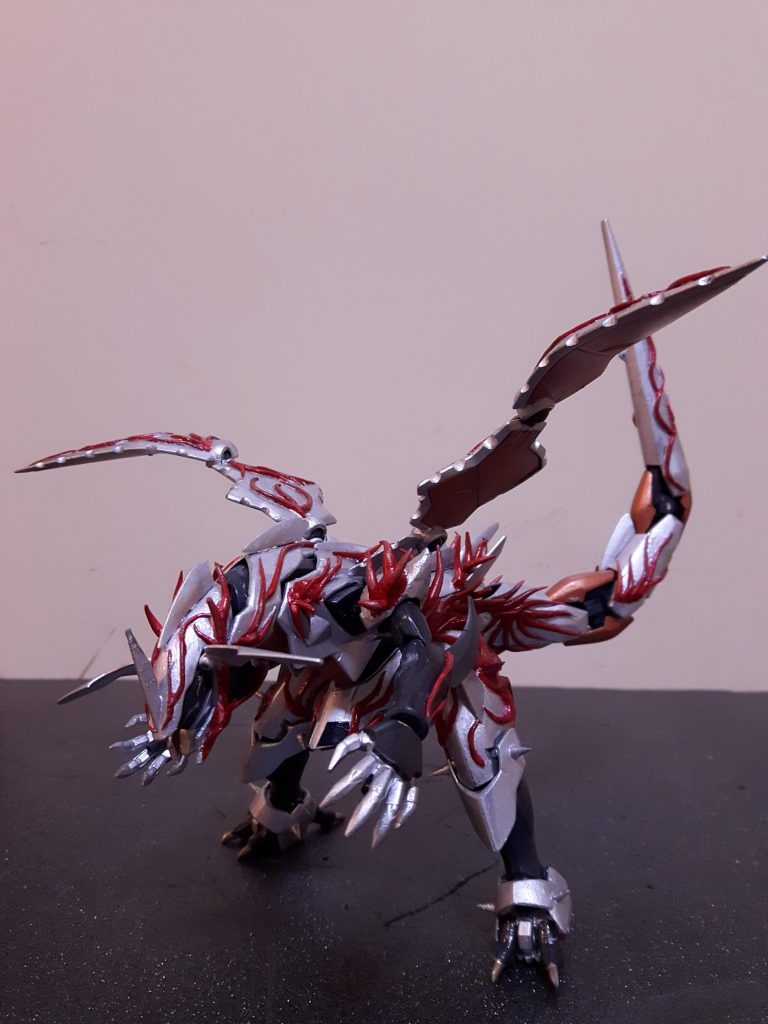 足を３本爪に。翼の周りを少し削りました。全身にパテで模様になるように貼っていきました。