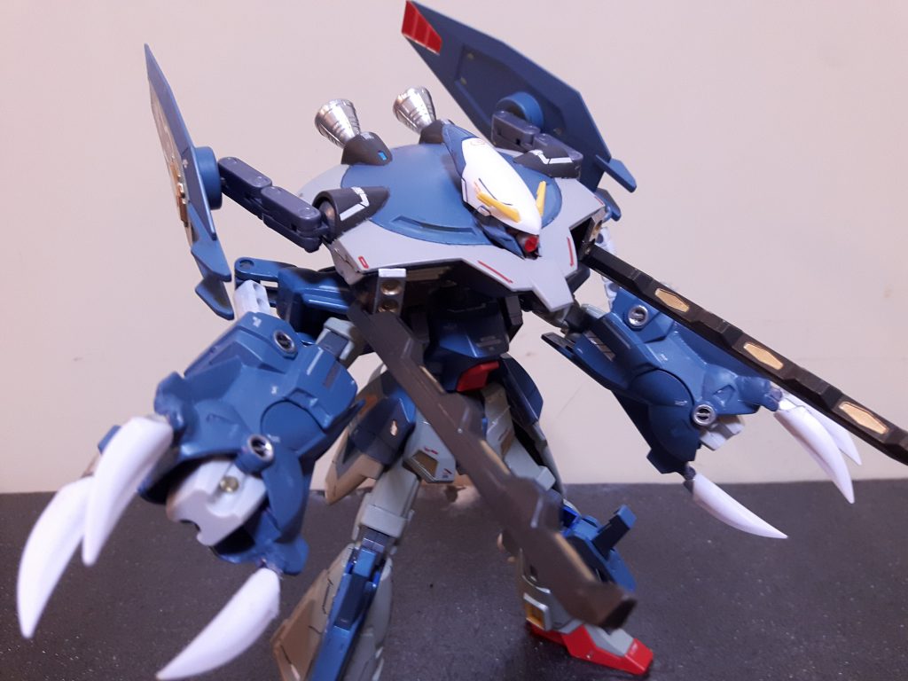 強襲モード。バックパックに単眼、爪部分はキットのをカットしてズゴックの爪を移植してます。