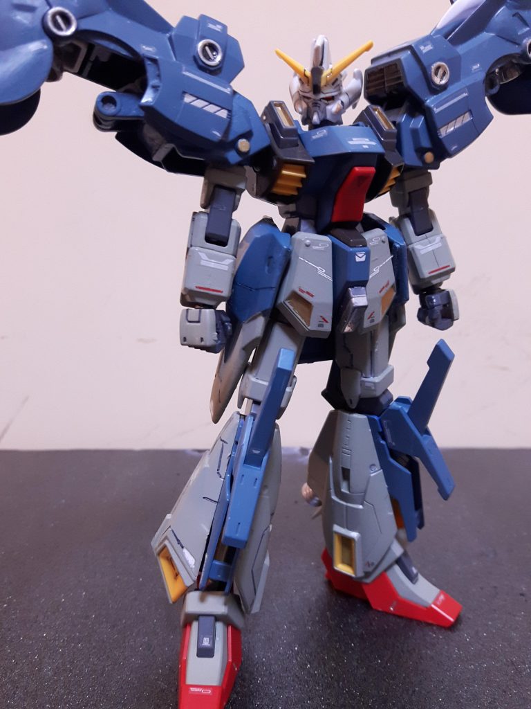 バックパック外して。顔は削って横幅を狭めて小顔に、アンテナはいつのまにか折れたので交換してます。胴体はフォビドゥンガンダムです。