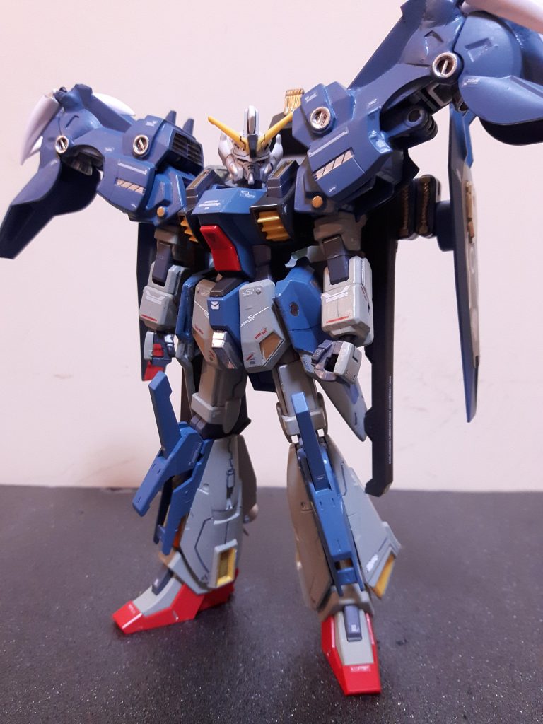 肩の爪は人型時にはおりたたみます。