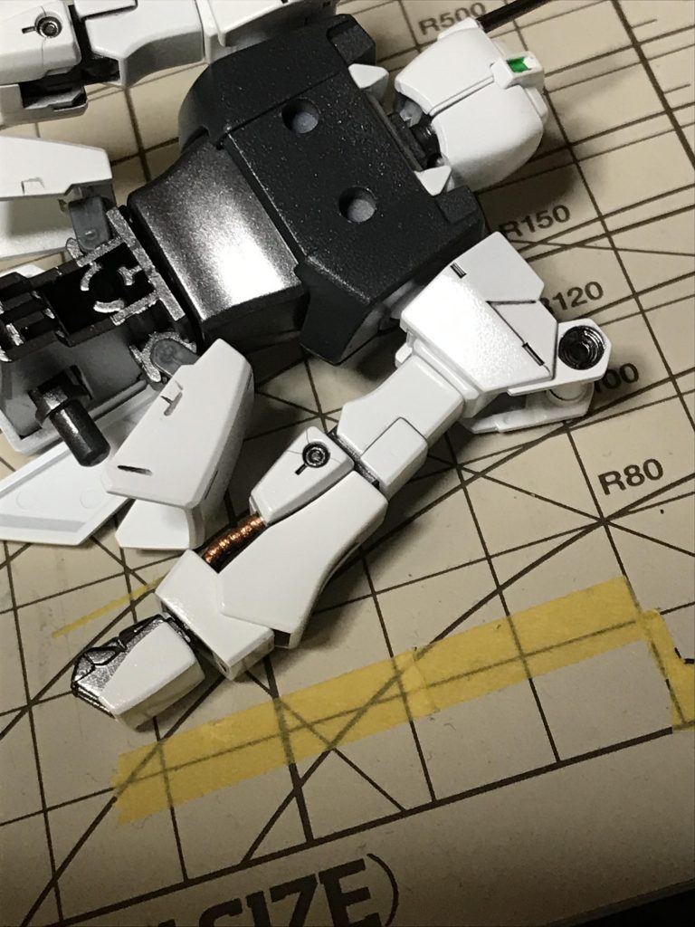 負荷がかかっているところにスミ入れでエナメルシンナーを流し込んでパーツが割れる割れる。
この段階での失敗はちょっと色々と厳しくて泣きそうに。