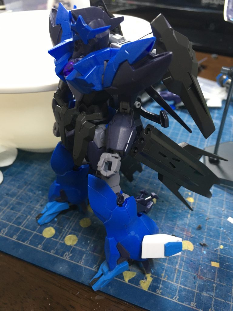 脚にバーニアを追加したかったので他ガンダムの腰パーツを拝借