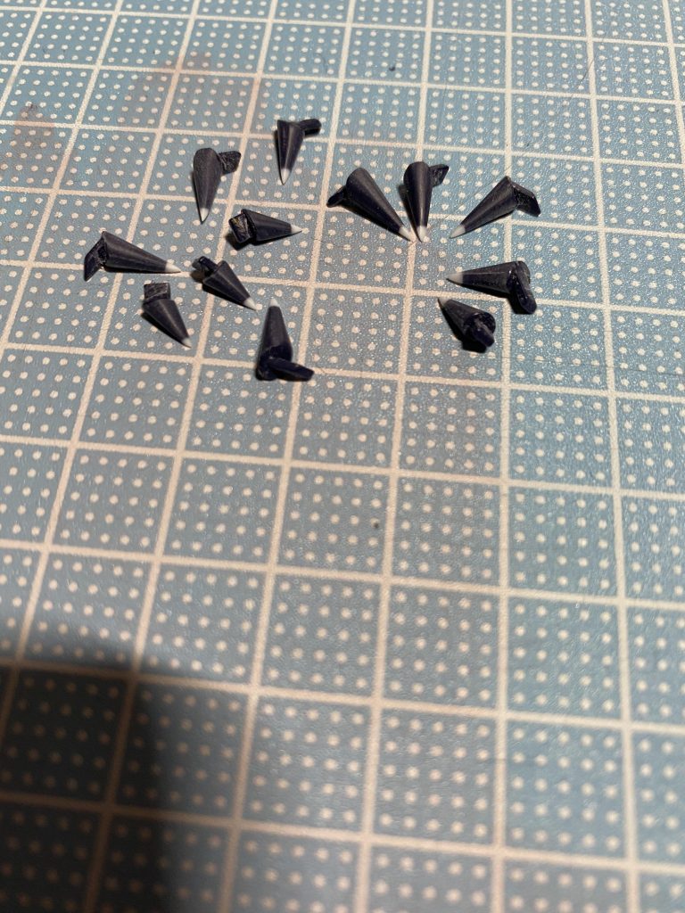 だいぶチクチクになりました。プラモデル用の接着剤使ったあとに、瞬間接着剤も付けたら折れにくくなった