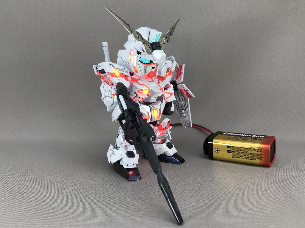 電源は9V。白色LEDの直列3つを並列5つで合計15のLEDを組みました。
ライフル、シールド、脚部は砲弾型。他はチップLEDです。