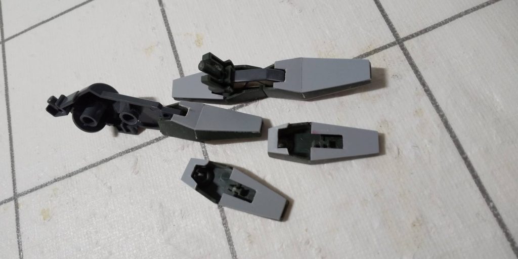 シールドビットは裏がスカスカなので目立つ部位のビットはプラ板塞ぎ。モールド入れは見送りました。