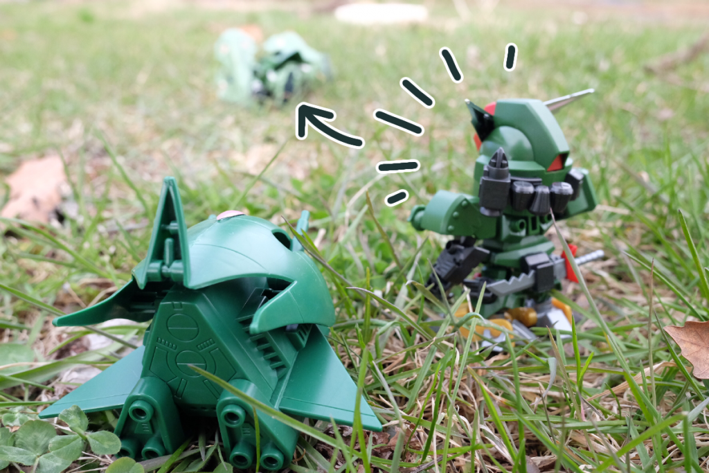 コマンド：ほら見ろ、あのモビルスーツだってクローバーを探しにきたんだぞ。*多分！*
あの子：え？  でもあれ……