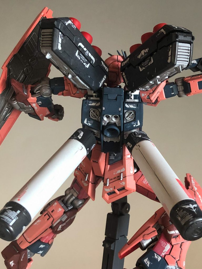 バックパックはRGサザビーから、流用。シャアにとっては、フィン・ファンネルよりも、ネオジオン標準タイプのファンネルの方が、信頼性が高く、運用が容易だった、という設定です。