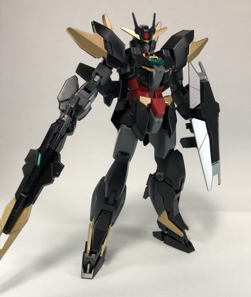 改めてコリラ、アーマー、ゴリスリィの立ちポーズですが塗装のモチーフというかイメージ的な
黒や灰色の箇所はもちろんゴリラカラーなのですが、コリラガンダム状態での見栄えを気にして地味にどこを黒くしてどこを灰色にするかで悩みましたが納得する見た目にできました
身体の各所にあるゴールドは至高にして頂点の食べ物、バナナ様をイメージしています(バナナ食べろ)
銀は完全に趣味です(メタリック色を塗りたかった)