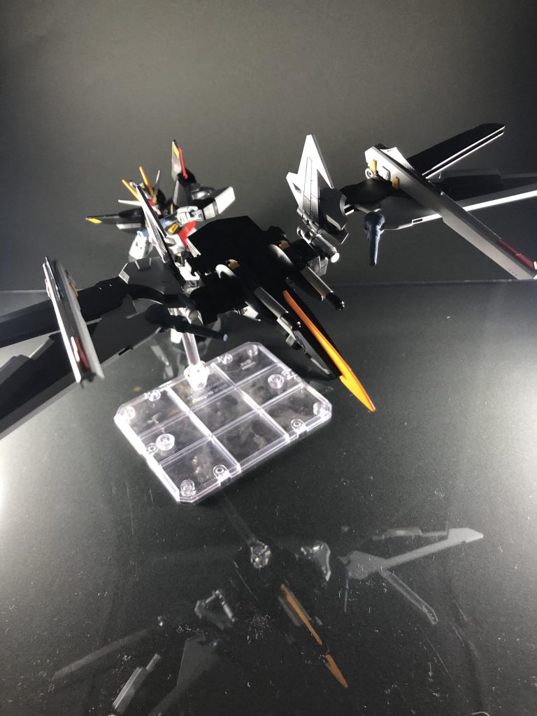 ファトゥムの分離ギミックもちゃんと生きてます。
ただ持ち手の部分は取ったのでぶら下がることが出来なくなってます……
まぁぶら下げて飾ることは恐らくないので支障はないですね。