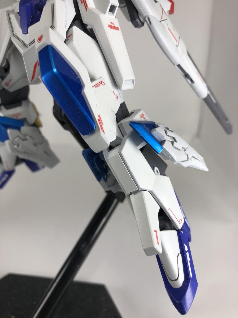 脚部にはifsユニットを装備。遠隔攻撃を行なったり、非使用時にはサブスラスターとしても機能します