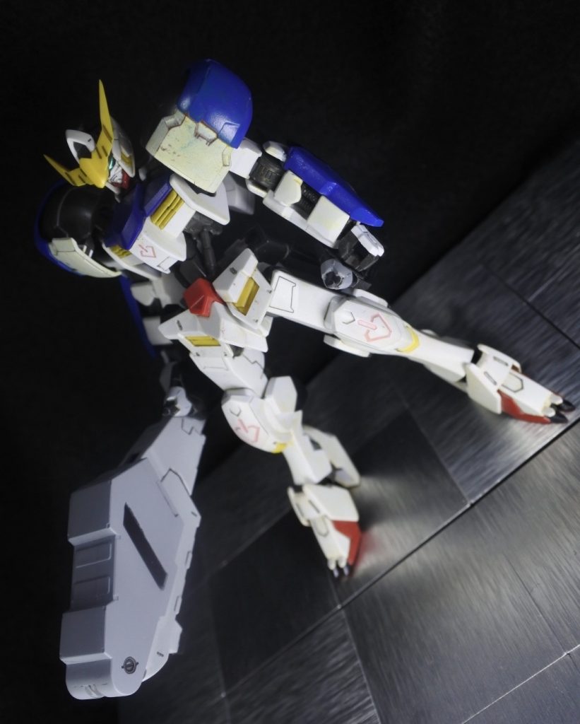 頭部パーツやサイドアーマー先端のシャープ化、レンチメイスの後ハメ加工などを行いました