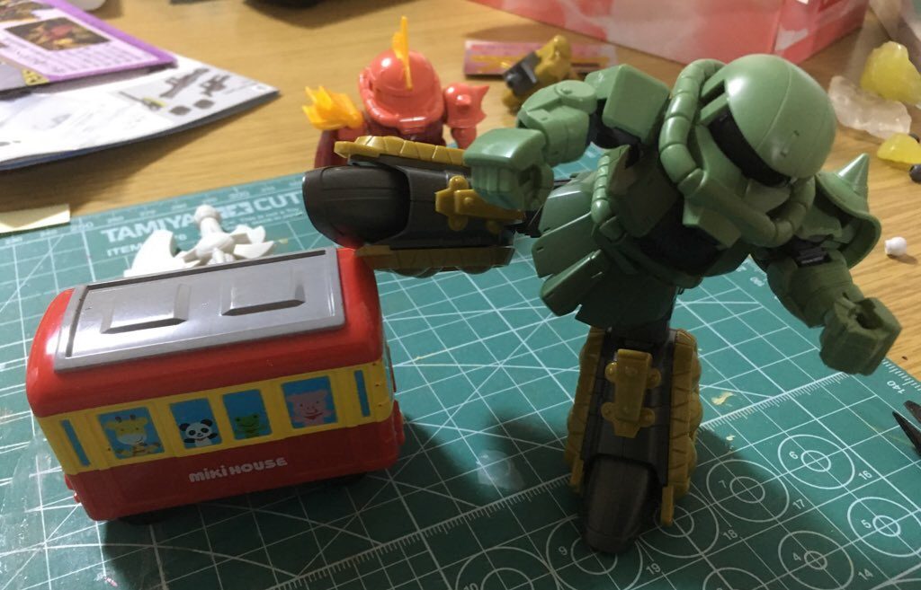 着想から約11ヶ月越しの完成となりました。
長い期間が掛かってしまい、SDCSザクⅡを用意していたのに途中でSDCSシャア専用ザクⅡが新発売した事にショックを受けた記憶があります。

無事に製作出来て、このたび投稿させて頂く所まで至れて本当に良かったです。


以上、閲覧頂きありがとうございました。