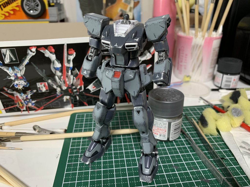 製作途中です。全体をエナメルのライトグレーで退色をイメージしたフィルタリングをし、チッピングやドライブラシでダメージを加えた後に、馴染ませるためにブラウン系でウォッシングしました。写真はウォッシング前です。