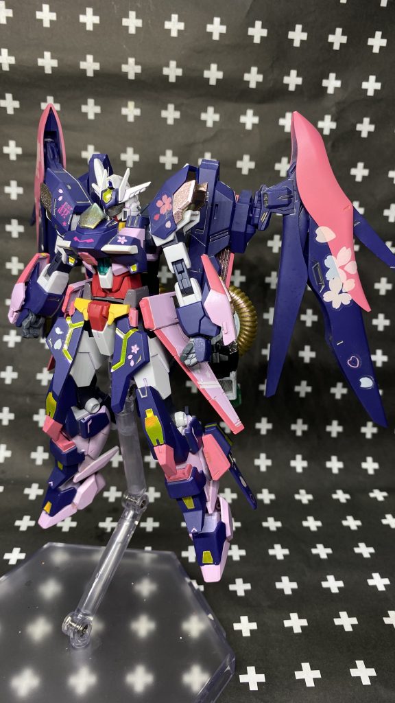 そしてコアドッキング。
名称『ガンダムブロッサムフェニックス』。
配色は夜桜をイメージして塗装しました。
個人的ポイントとしてバイザーがどうしてもしたくてシュバルツリッターからアンテナを拝借しました。ドッキングするとバイザーがアンテナ部からシュッと下りてくるイメージです。
各所のデカールなどは100円均一で売ってたものとコトブキヤのメガミデバイスのものを使用しました。
100均の桜デカールですが個人的にはイメージ通りのデザインだったのですがいざ使用してみると余白が目立ってちょっと残念な感じに…(T ^ T)
100均だから仕方ないと諦めました…。
あとはホログラム部はルナゲイザーのシールをそのまま使ってます。個人的イメージで夜桜と月明かりみたいになってればいいなぁと安易なイメージです。