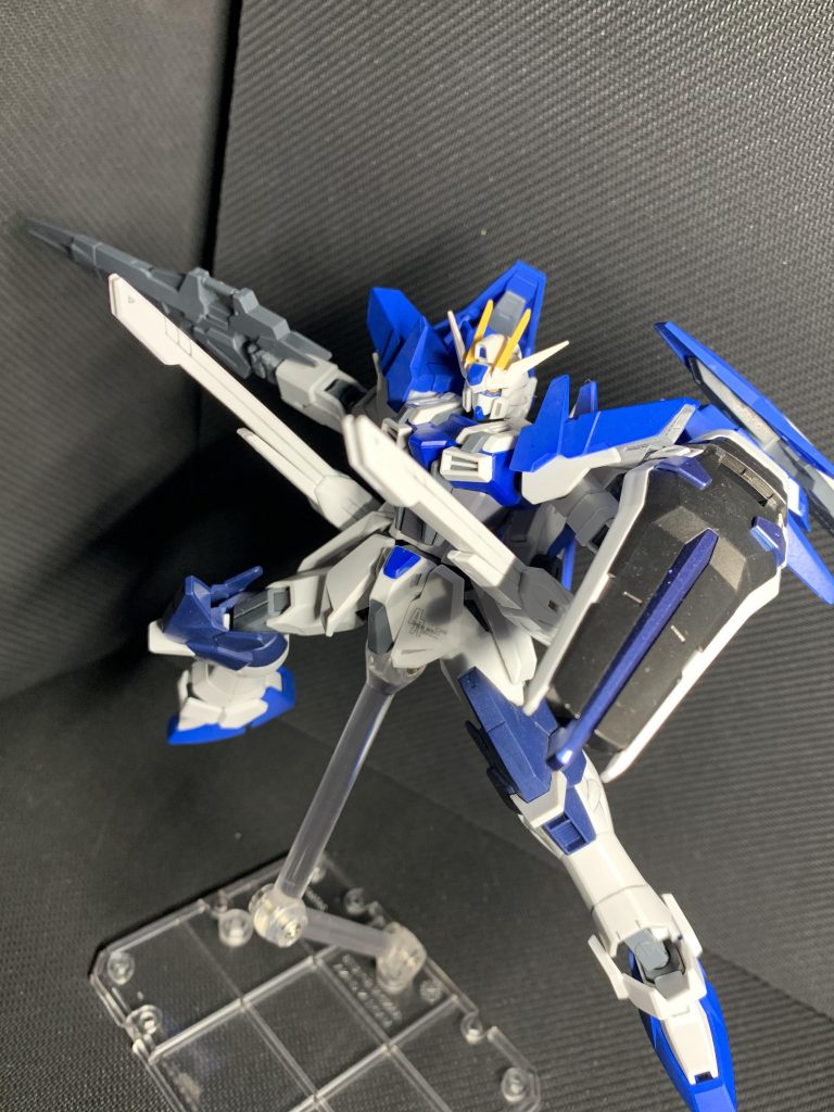 背面レールキャノン【ケラウノス】
フリーダムにおいてその実用性が評価されていたクスフィアスレール砲の発展武器。高い速射性や広い射角はそのままに、威力が大幅に強化され、携行弾数もさらに増加している。
高エネルギービームライフル
イルシオンが装備していたロングライフルを元に開発された新装備。今までのライフルと大きさは変わらないが、射程距離が大幅に上昇、威力、連射性も強化されている。