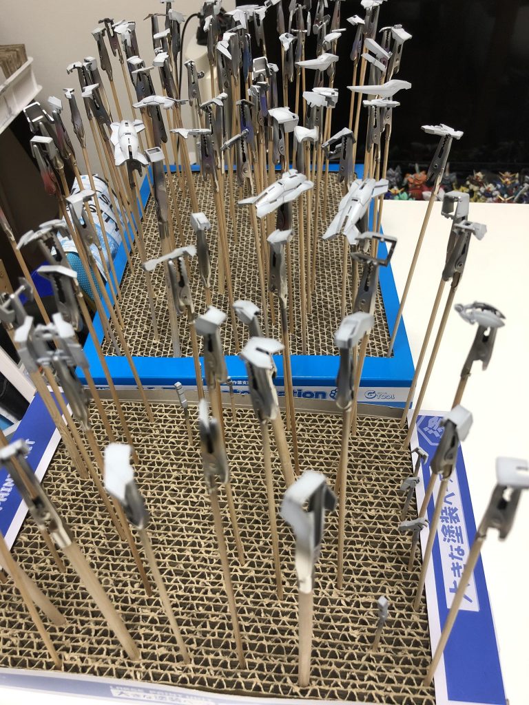 白パーツは黒サフ→スーパーファインシルバーを吹き、その上から白でグラデーション塗装してます。黒と銀を吹くことで電飾によるパーツが透けるのを防ぎ、銀の上からのグラデーションにより濃淡がはっきりし過ぎないような感じにしました。