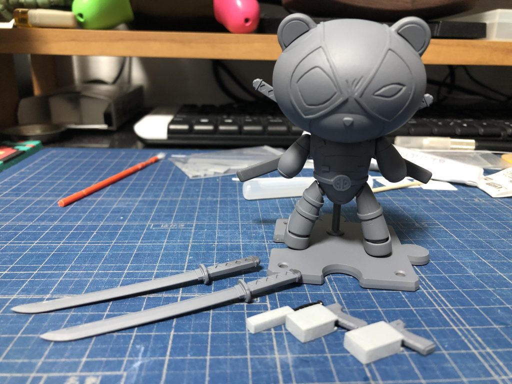 プラ材でガンベルト、マスクの縫い目他加工。
ついでにサフ。