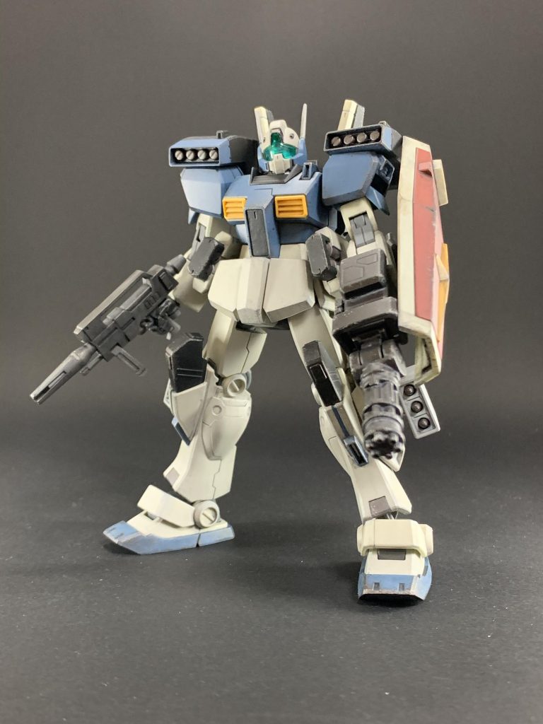 色を変えるだけでは面白くないので、ミサイルをさらにいっぱいにしようと脚部にミサイルポッド追加。ヘビーアームズぽくするならガトリングも付けてしまえとジャンクパーツを組み合わせました。