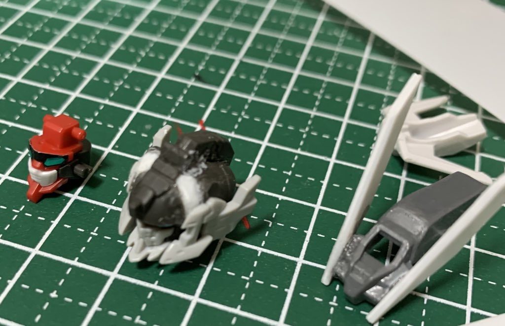 アスタロトオリジンの頭部とアスタロトの頭部をプラ板使って隙間埋めたりプラ板でアンテナ作ったりしました。