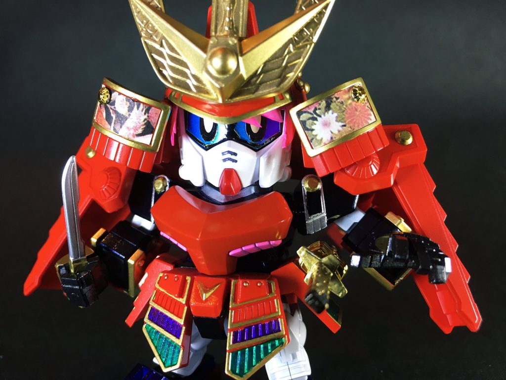 カラーリング等の意匠には、ニトロプラスのゲーム作品『刀剣乱舞 ONLINE』より、同じ樫鳥絲縅肩赤胴丸を衣装モチーフとする登場キャラクター秋田藤四郎・極のデザインを一部取り入れさせて頂きました。