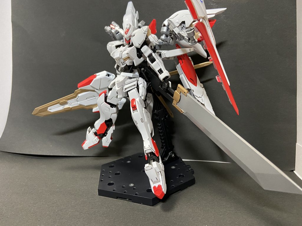 左腕側がバスターソード
右腕側がシールドバスターソードの手持ち仕様