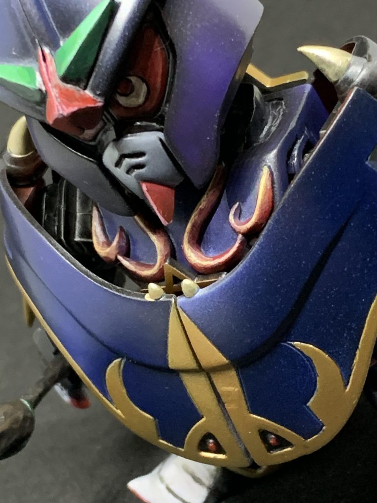 胸のエングレービングぽいのもパテで作っています。