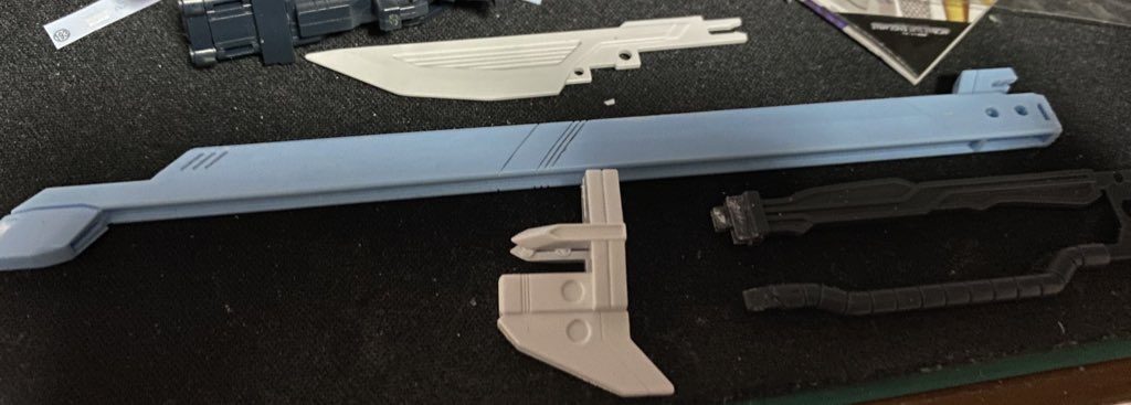 大きな加工はソードストライカーのみ。
肩パーツの隙間を埋めて剣も後ハメ加工しました。
10年前の自分、表面処理しなさ過ぎて切り残しあったぞ…