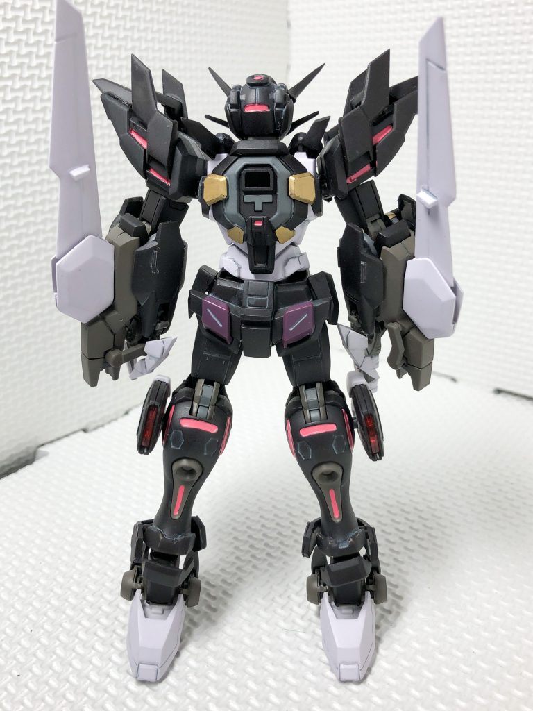 背面です。背中は、バックパックが無い分あっさりした印象だったので、ゴールドをアクセントに加えています。