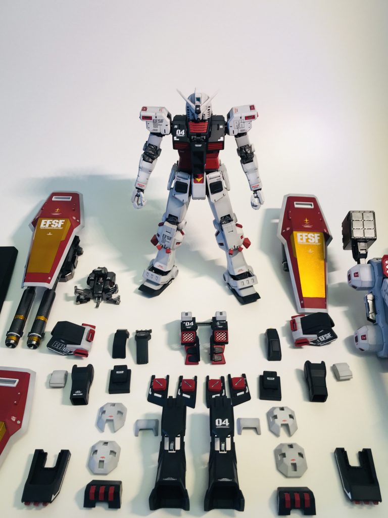 アーマーの脱着が楽しめます。