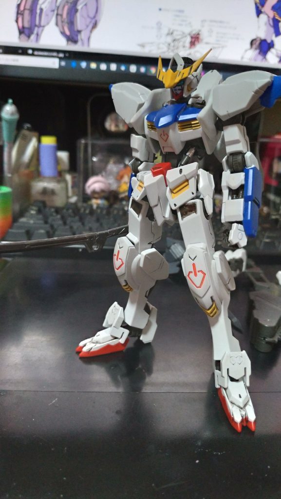 おおむね第五形態です。
バルバトスをひたすら組むオフ会に先行投入したものなので、
素組墨入れした状態からのスタートです。
胸部横の目立つ部品はプラ板積層ででっちあげて、
白いパーツに脇腹に挟み込む形で接着しています。
初期案デザインですが、実はコレ以降の増加装甲ともなかなか相性のいい
デザインしています。