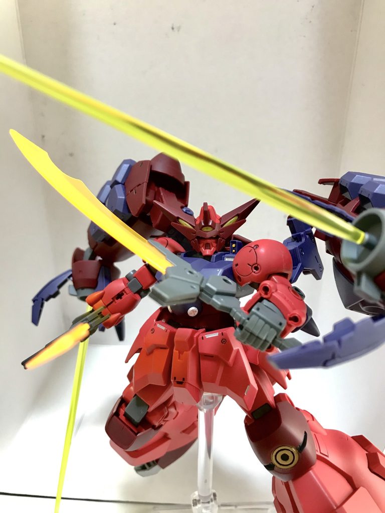 先端のクローは展開、伸縮、脱着できます
サーベルも取り付けられるし、リード線があれば射出状態も再現可能