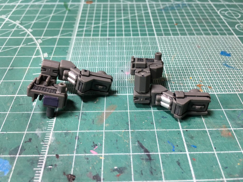 　フルドドⅡを肩に装着するジョイントは、ウーンドウォート・ラー再現用パーツを組み替え、3㎜軸を接着して使用しています。　左側が本来ウーンドウォート・ラーで使うときの組み方です。