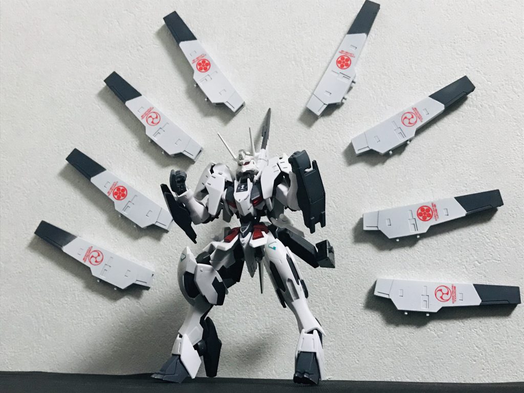 という事で、ヴォルペ・Qでした!
ホルスタービットとライフルビットで後ろ側の重量が凄いことになりました…しかし、九尾の狐にしたい!という気持ちを諦めたくなく取り付けました!
ジャスティマの顔見たら狐の機体作りたくなっちゃうじゃないですか…ッ!
狐っぽく腕(前足)と後ろ足は黒くしたいし、神秘的に白くしたいし、番傘とか持たせたらステキかなーとかで作ってみたり、なんか欲張った感じになりました!
本当は耳付けたいんでイメージしてたのと比べて完成度は98%ってところです。
今回の使用機体は
ジャスティマ
ルプスレクス
バルバトス第六
フラウロス
カミキバーニング
サバーニャ
陸戦S型
スターバーニング
です!
最後まで見て頂き、ありがとうございました!