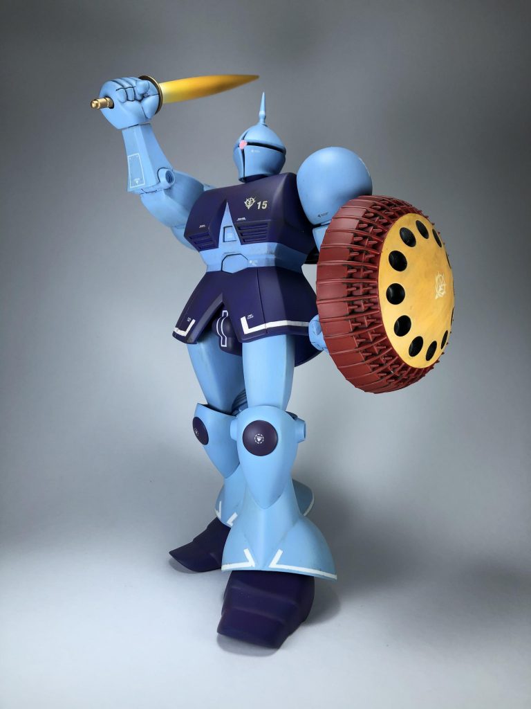 サーベルをかまえている