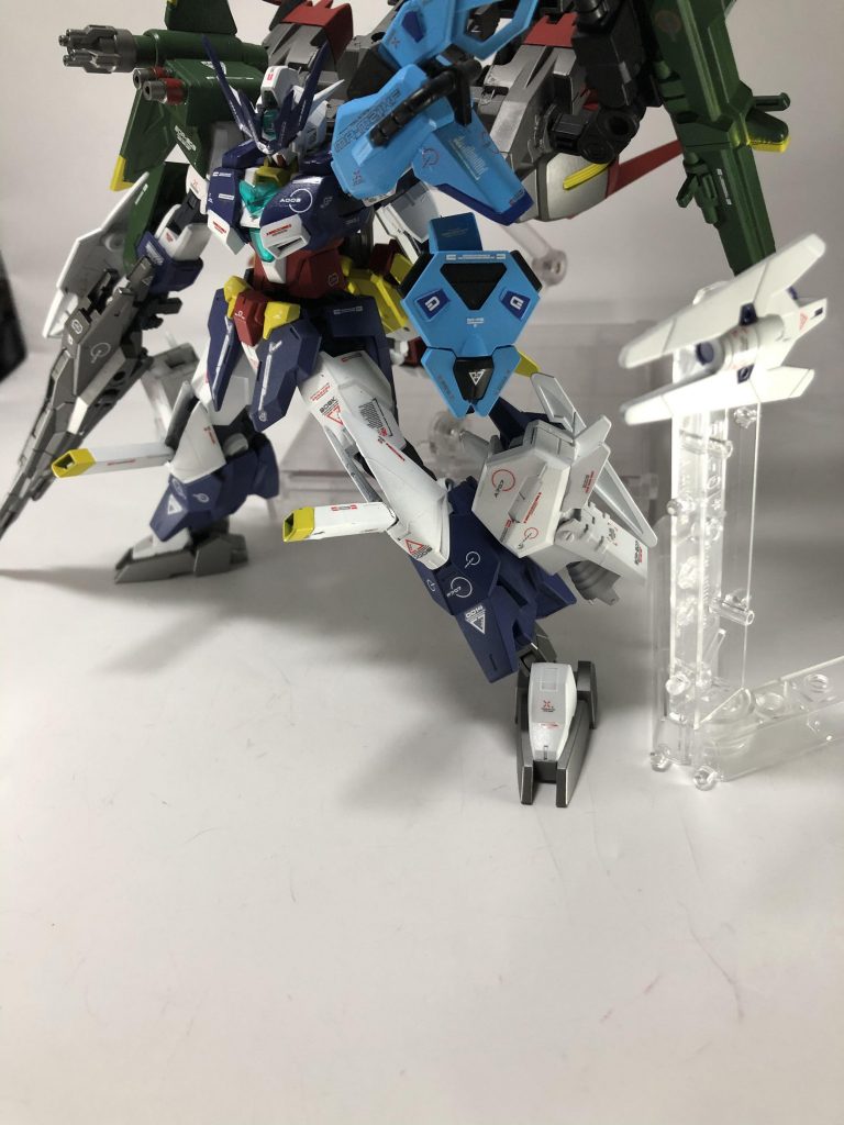 膝にビーム砲仕込んでます。
まぁ蛇足といえば蛇足ですが決戦兵器なので武装が多いに越したことはないかなぁと……
センサービットも健在です。