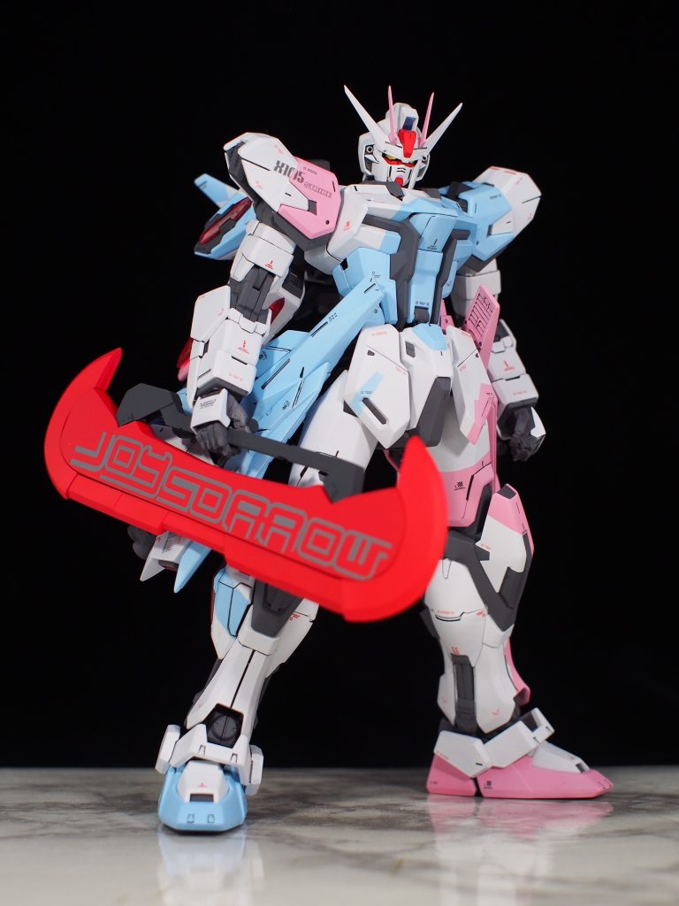 チギレ・ストライクはビームライフル等の飛び道具を持たない。
が、ボードを模した攻盾システム『トリケロス・エクスプローラー』の15m近い金属の1枚板から発生するソニックブームは、いくらフェイズシフト装甲の機体と言えど、衝撃で足止めされてしまう。それほどの衝撃波を出すためのスナップも合金イゼスバイダイトのなせる技である。