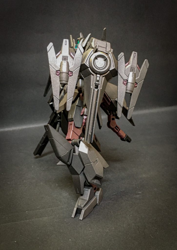 コートシールド
左腕部に装備された展開式シールド
このシールドを展開し砲撃を行うのが本機のスタイル