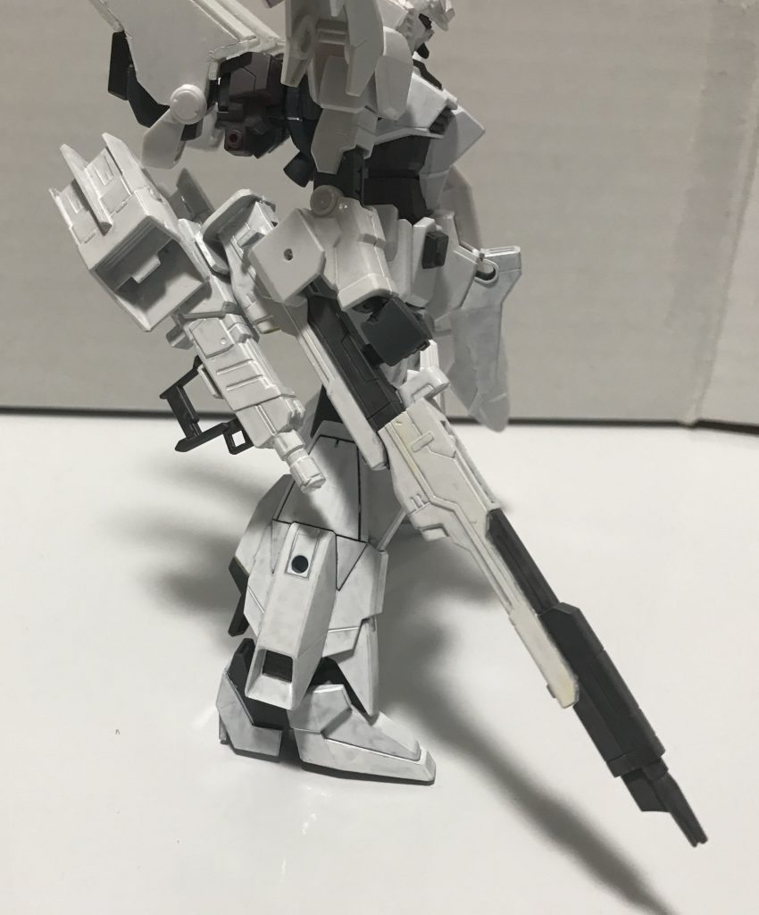 専用兵装の試作型G-B.R.D(G-バード)。
元々何かに活かせないかと作っていたストフリのライフルを改造したロングライフルを流用し、アームアームズのパーツでG-B.R.D風のデザインに。
この武装のデータからネオガンダムのG-B.R.Dが開発された設定で、長距離移動時は下部の持ち手にぶら下がるという微妙に使い勝手の悪い形になるという試作&旧型感を出してミキシングしました!