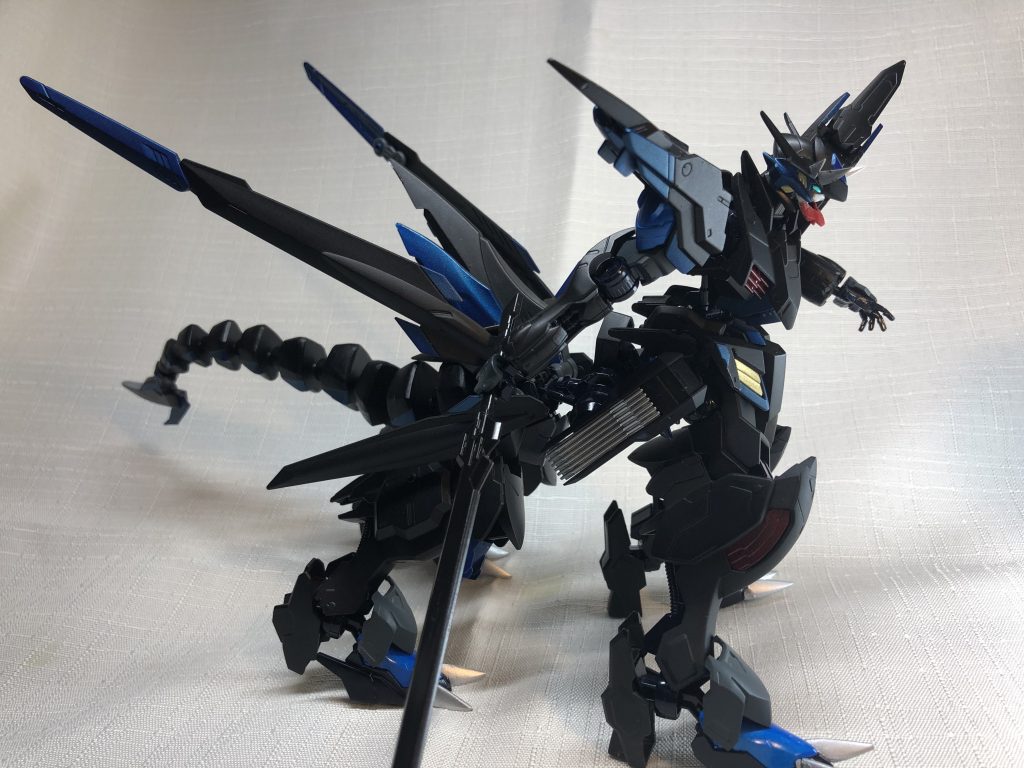 阿頼耶識のリミッターを解除すると後ろ足のユニットが展開、シルエットがさらに刺々しくなります。