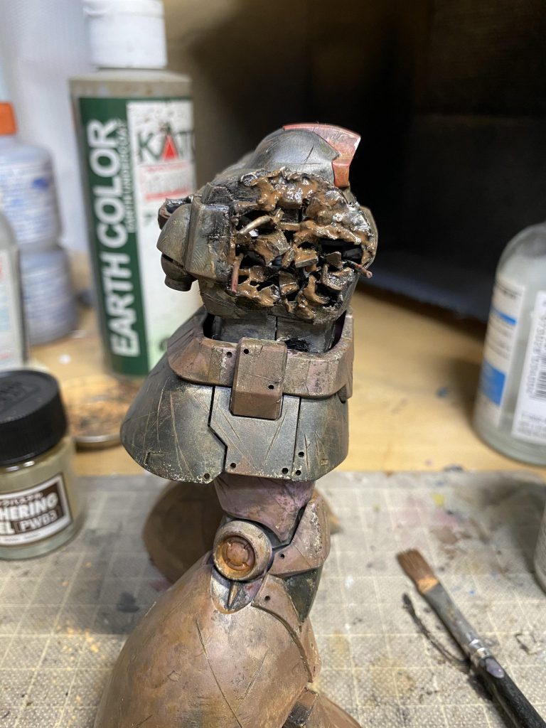 そこから、シルバー、茶、黒の順に塗り、最後に錆を表現するため、ウェザリングカラーのラストオレンジを塗りました。
(この画像は塗料がまだ乾いてない、これしか無かった)